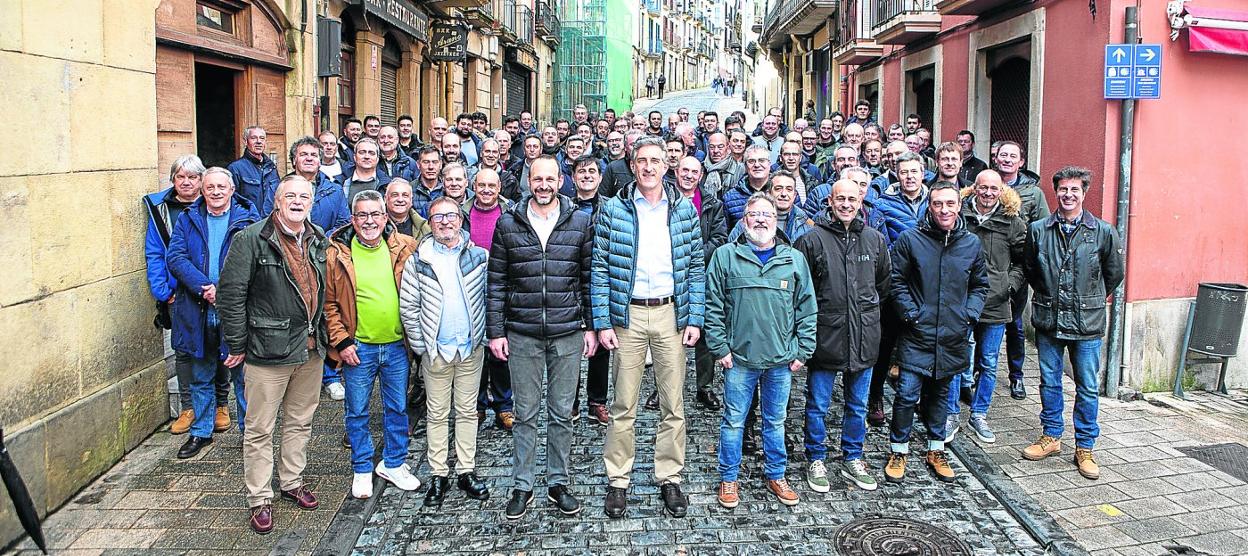 Algunos de los integrantes de las Juntas de Mandos de los Alardes de Irun y Hondarribia posan juntos en la calle Mayor de Irun. 