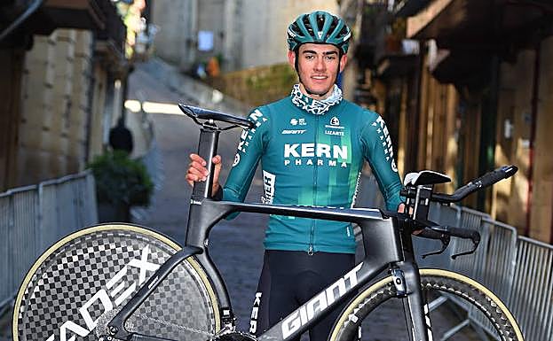 «Correr junto a los ciclistas que veía desde el coche con mi aita es como estar dentro de un sueño»