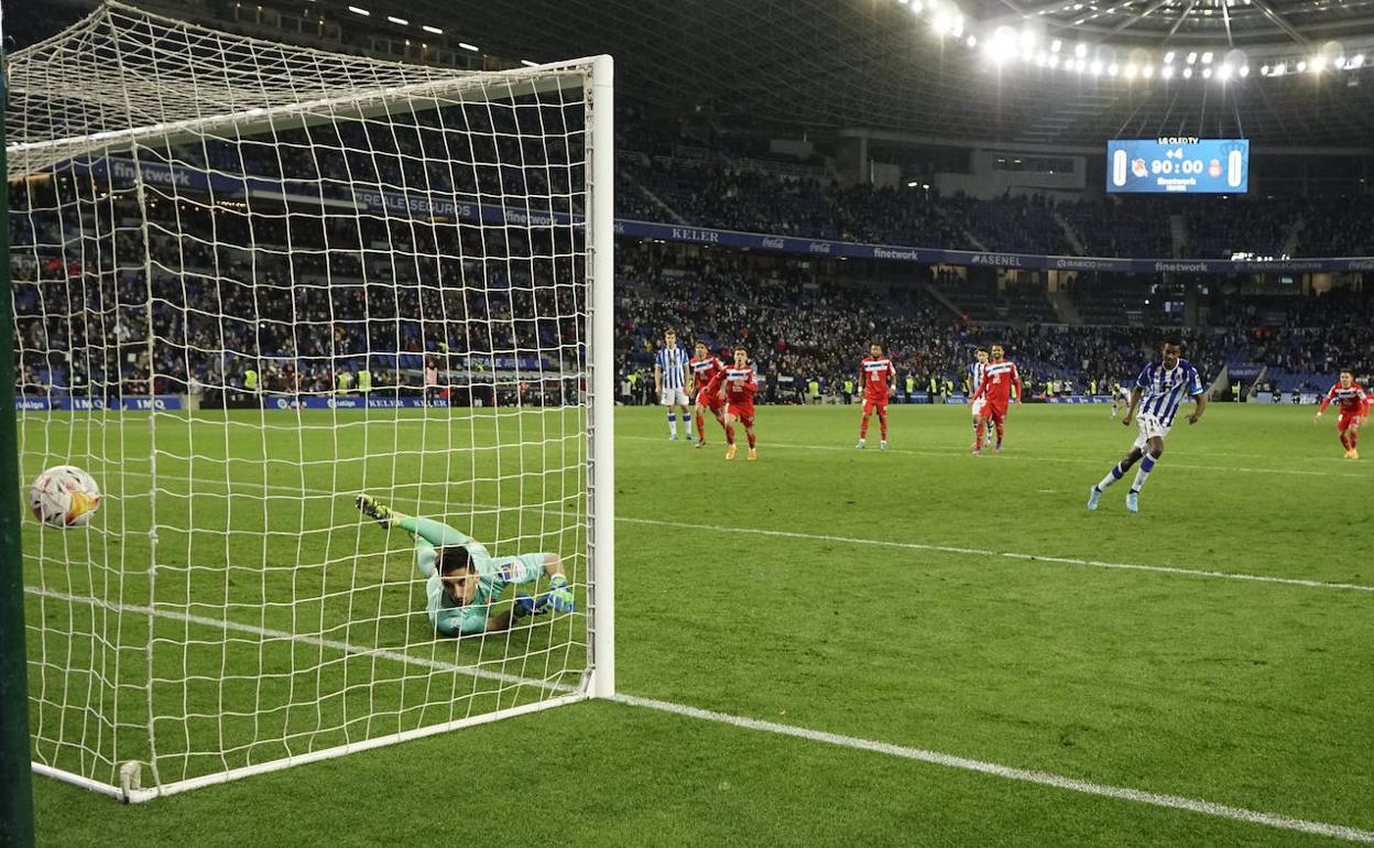 Isak corre a celebrar que su disparo fuerte raso a la derecha de Oier ha superado la línea de gol y le da a la Real la victoria. 