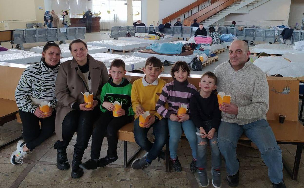 Iñaki Rodríguez, su mujer Ana y sus cinco hijos en una carpa de la Cruz Roja en Leópolis.