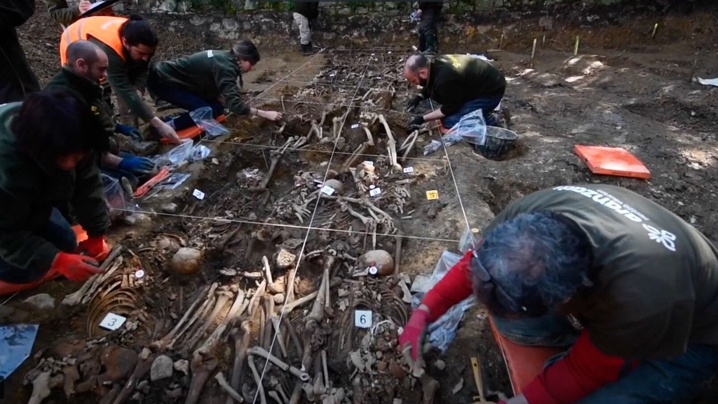 Fosa común con 42 restos de desaparecidos de la Guerra Civil, hallada en el cementerio de Begoña. 