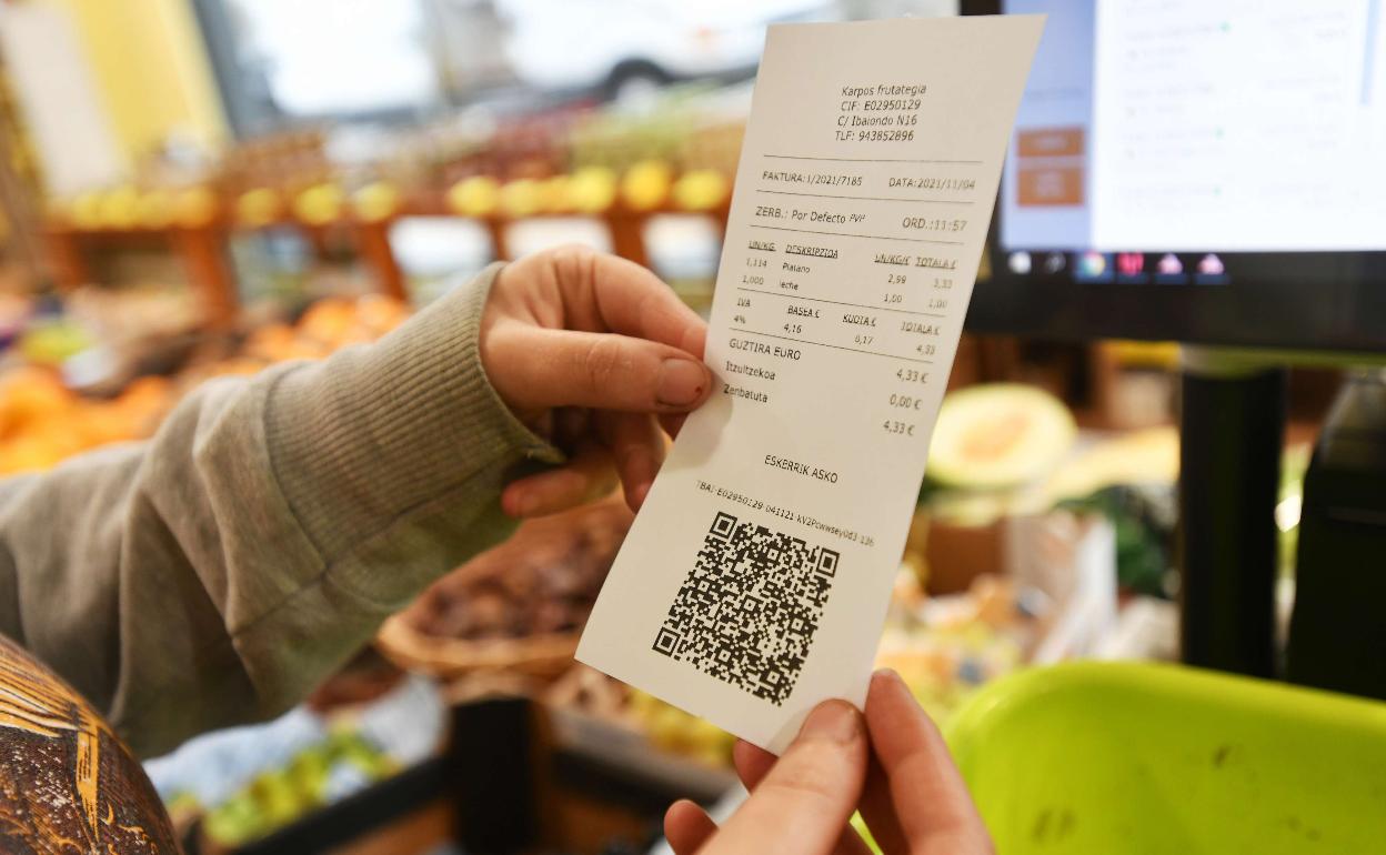 Un pequeño comercio guipuzcoano emite una factura con TicketBai. 