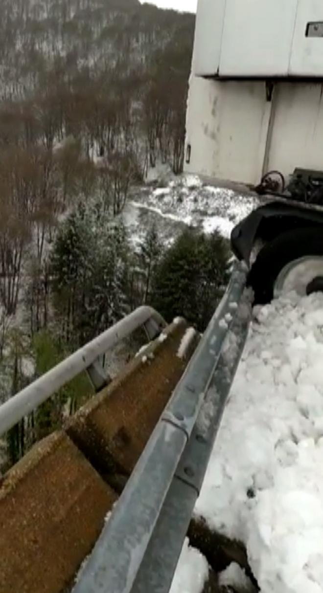 Imagen - El camión al borde del precipicio. CEDIDA