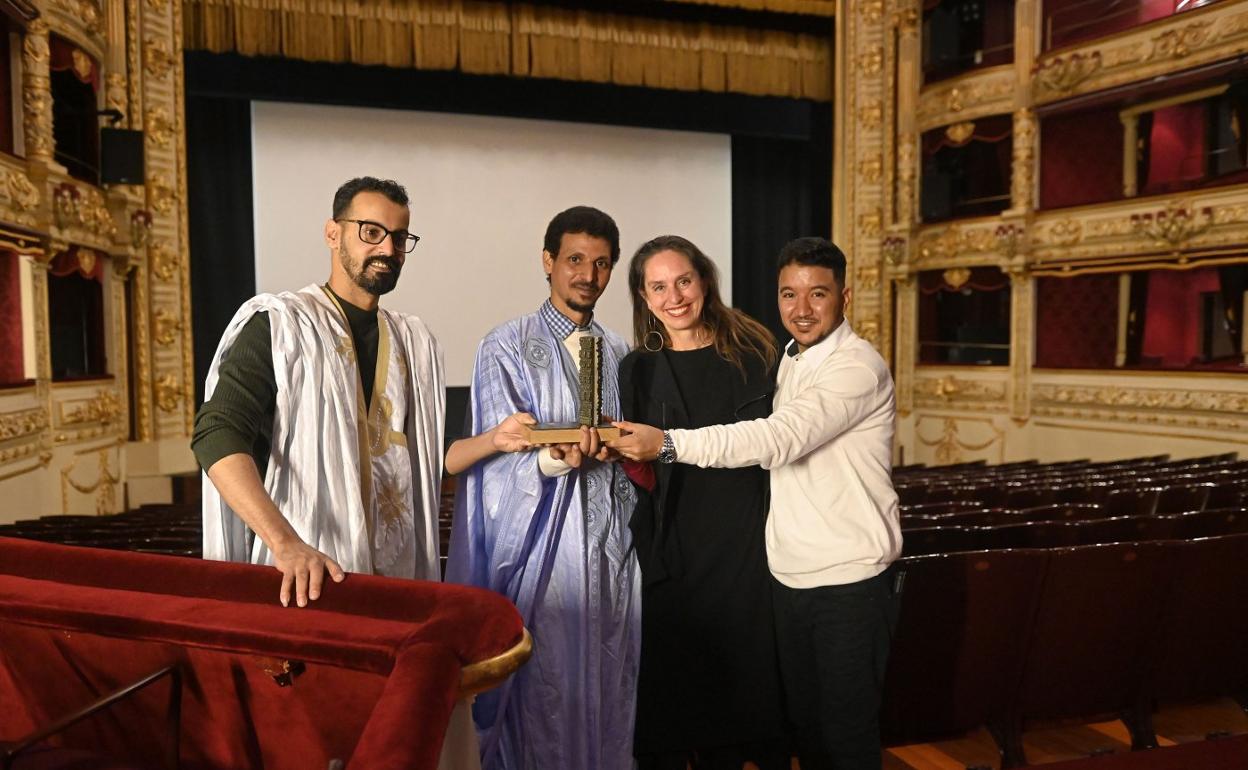Brahim Chagaf, Lafdal Mohamed Salem, María Carrión y Ahmed Moh Lamin, con el galardón. 