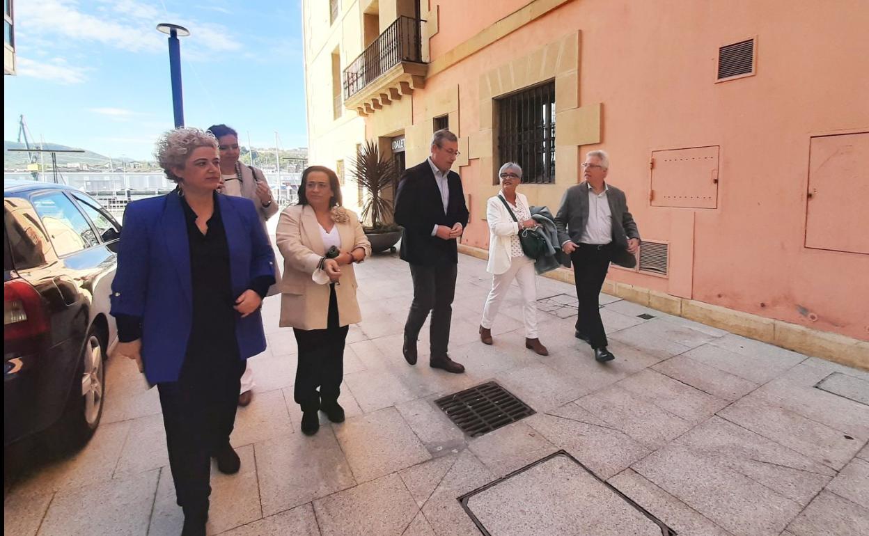 De izquierda a derecha, Maite Peña, Loreto Osa, Rafaela Romero, Markel Olano, Izaskun Gómez y José Ignacio Asensio, en Donibane. 