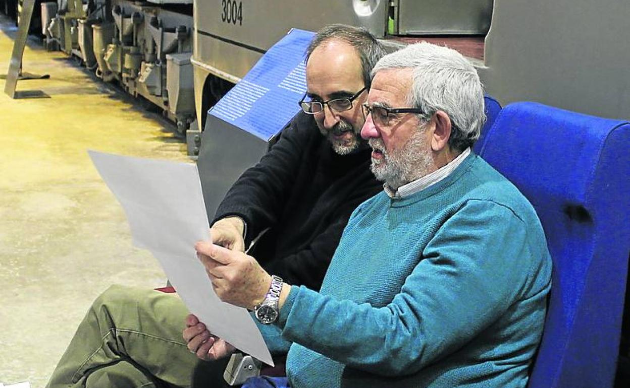 Jabier Suso junto a Juanjo Olaizola examinando los documentos
