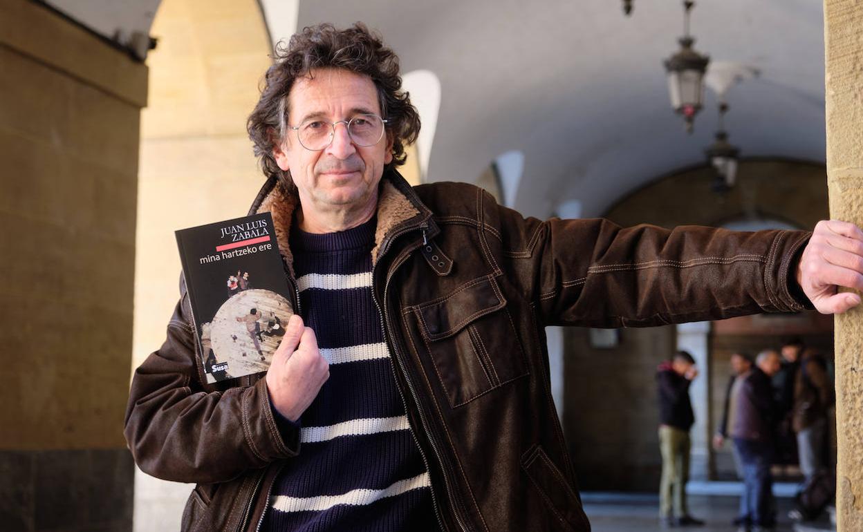 Konformidadetik egin dio aurre beldurrari Juan Luis Zabalak 'Mina hartzeko ere' poema-liburuan
