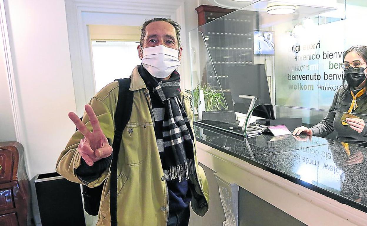 Un turista francés, a su llegada al mostrador de recepción de un hotel donostiarra. 