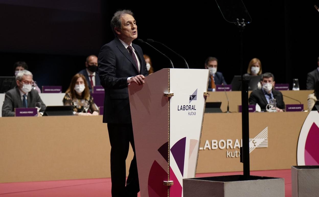 Txomin García, presidente de Laboral Kutxa, interviene durante la asamblea general celebrada ayer. 