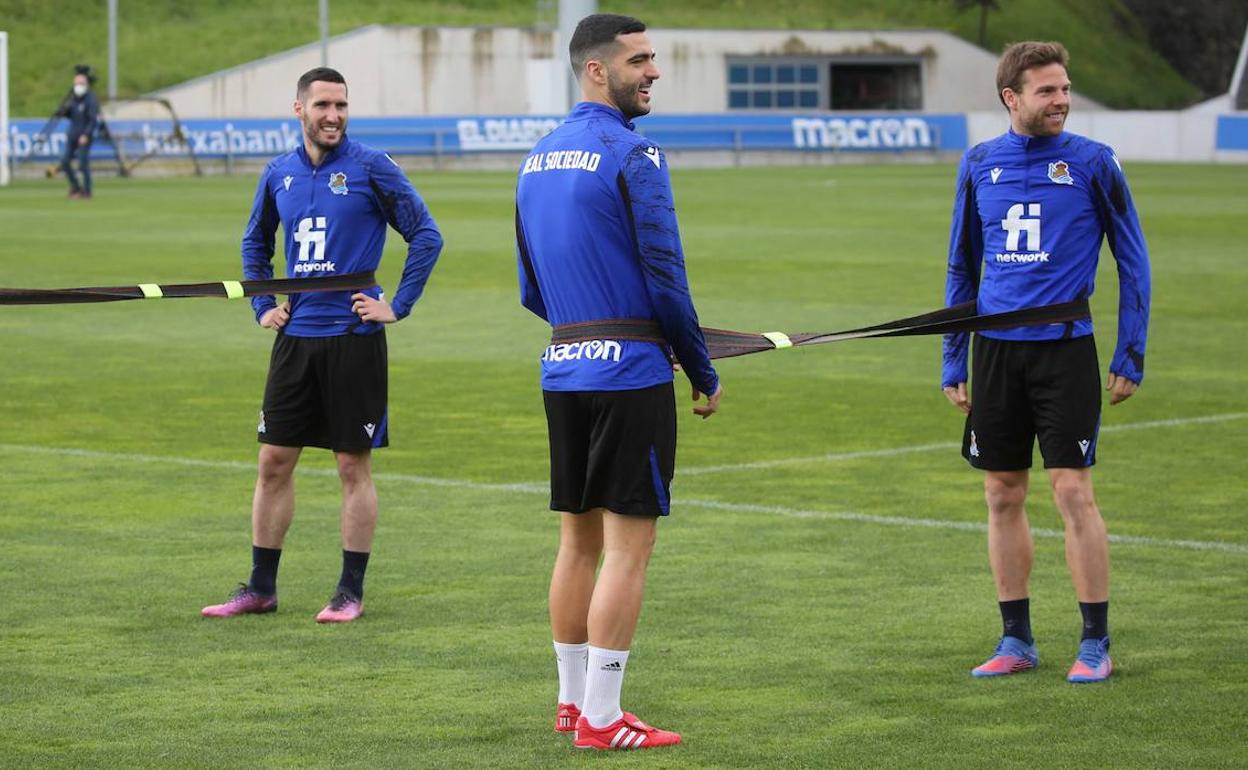 Merino sonríe junto con Zaldua e Illarramendi durante un ejercicio ayer en Zubieta.