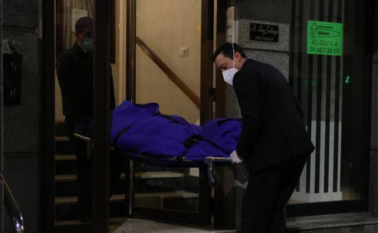 Imagen del traslado de la víctima de asesinato en Erandio.