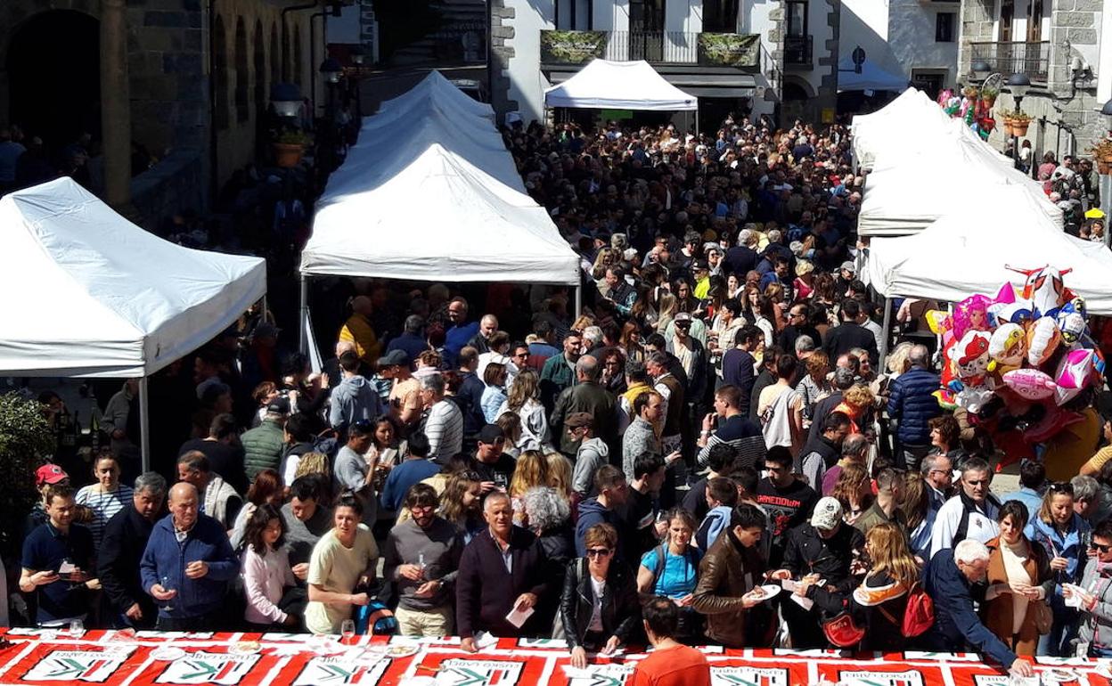 La plaza de Aia se quedó pequeña este domingo al mediodía durante la celebración del Txakoli Eguna, con asistencia de cientos de personas.