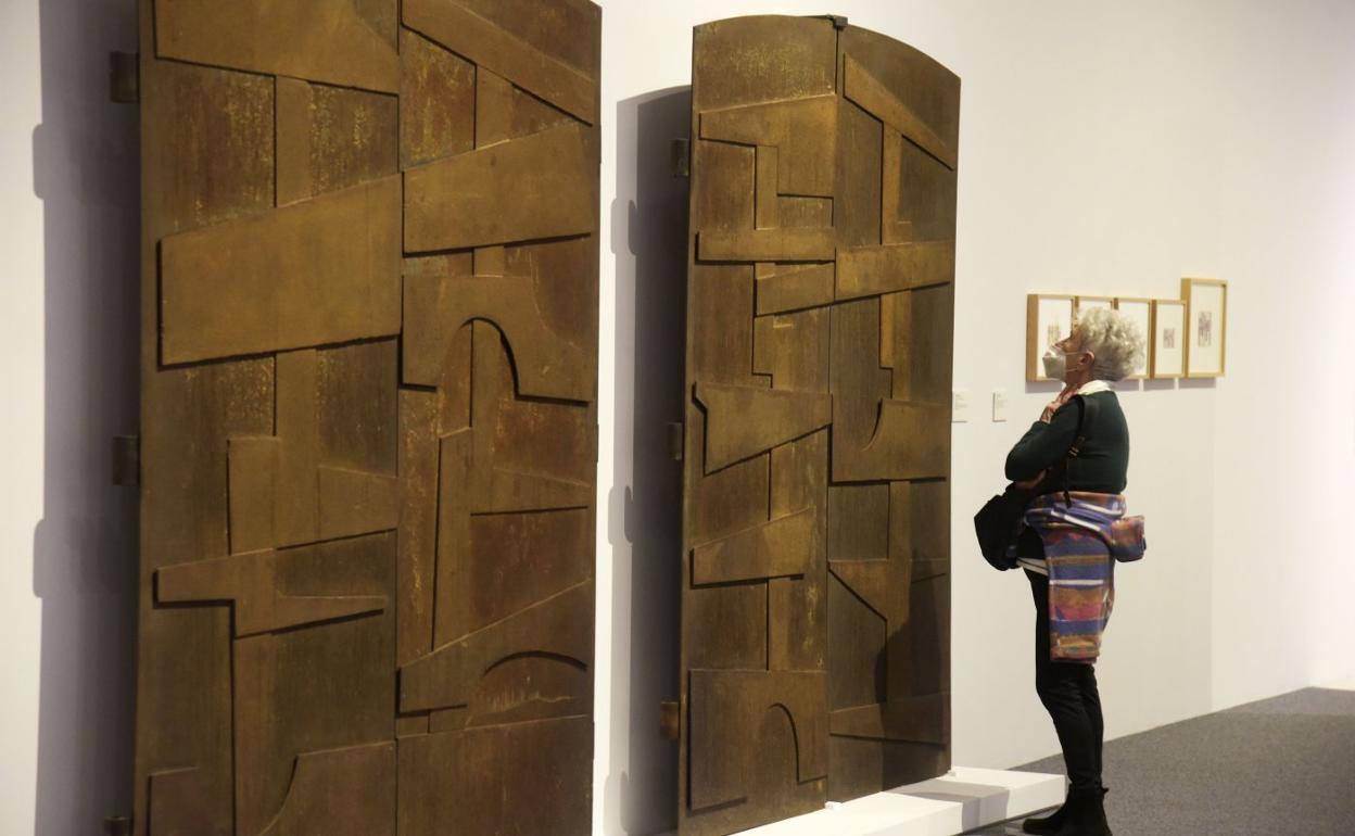 Una mujer contempla las puertas de Chillida para Arantzazu. 