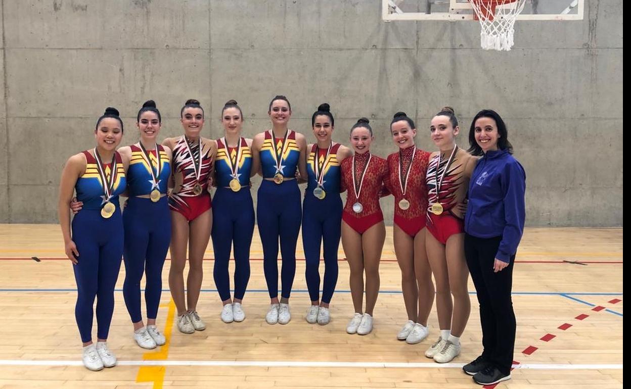 Arrasateko gimnastak Gasteizen irabazitako dominekin eta entrenatzailearekin. 