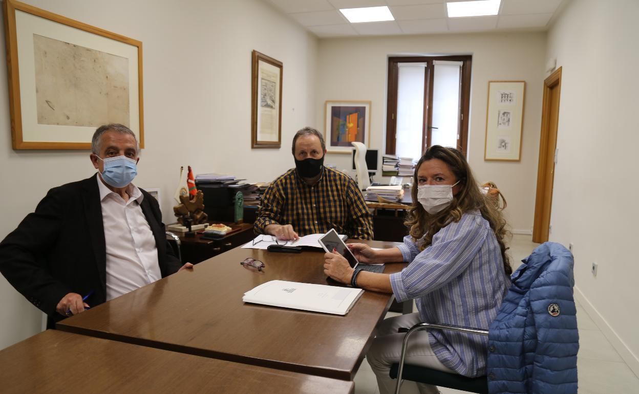 Nestor Arana, director financiero de Osakidetza; Txomin Sagarzazu, alcalde de Hondarribia, y Gotzone Sagardui, consejera de Sanidad, en la reunión de este lunes. 