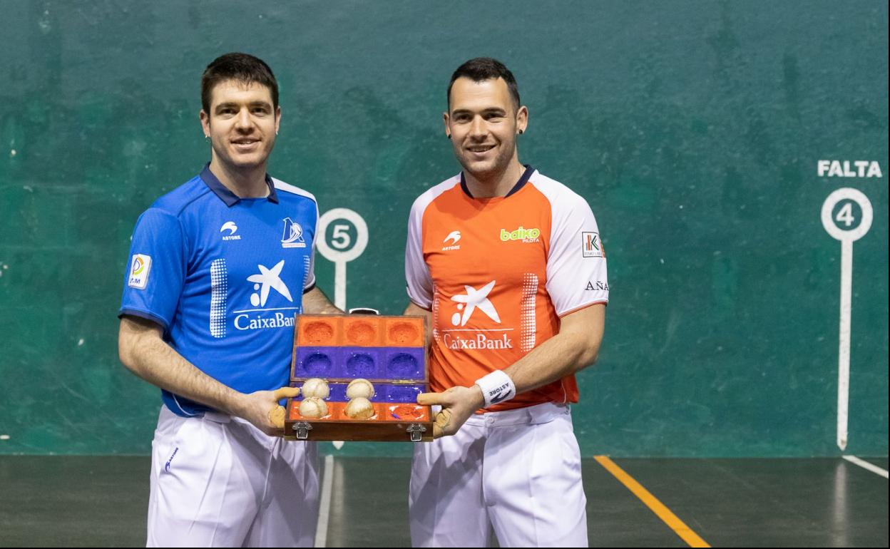 Iker Irribarria y Erik Jaka posan con el material separado ayer en el Astelena de Eibar. 