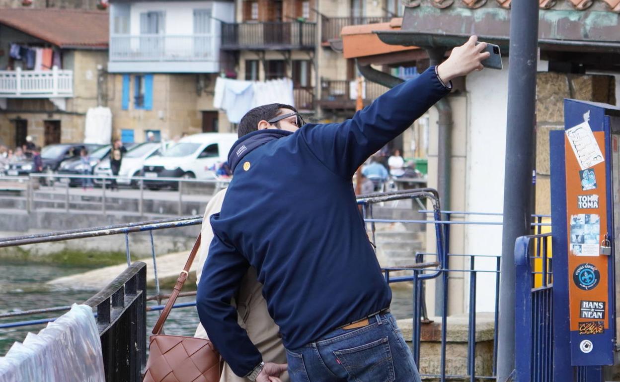 Algunos turistas, esta mañana en Pasaia.