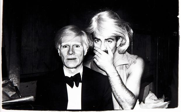 Andy Warhol junto al artista Victor Hugo en la discoteca Studio 54.