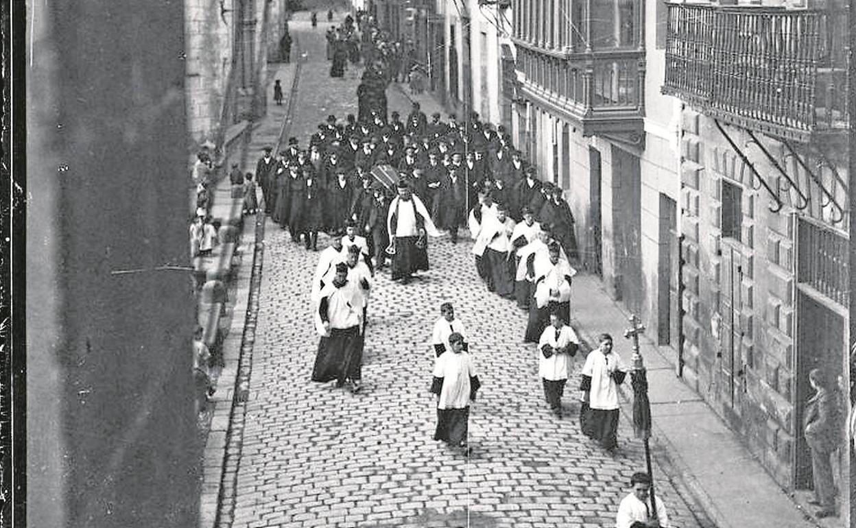 Un funeral desciende de la parroquia por Erdikokale en una imagen de finales del siglo XIX o principio del XX.
