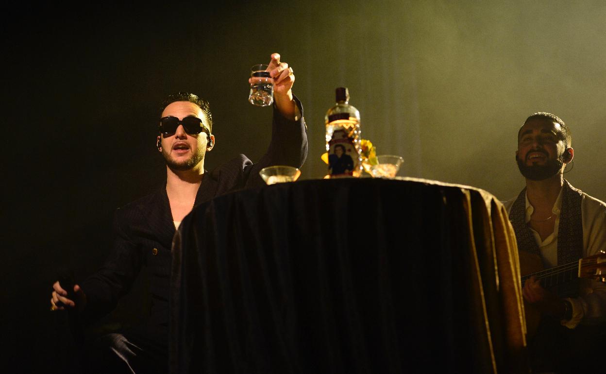 C. Tangana, en el escenario que convierte en bar rodeado de sus músicos. 