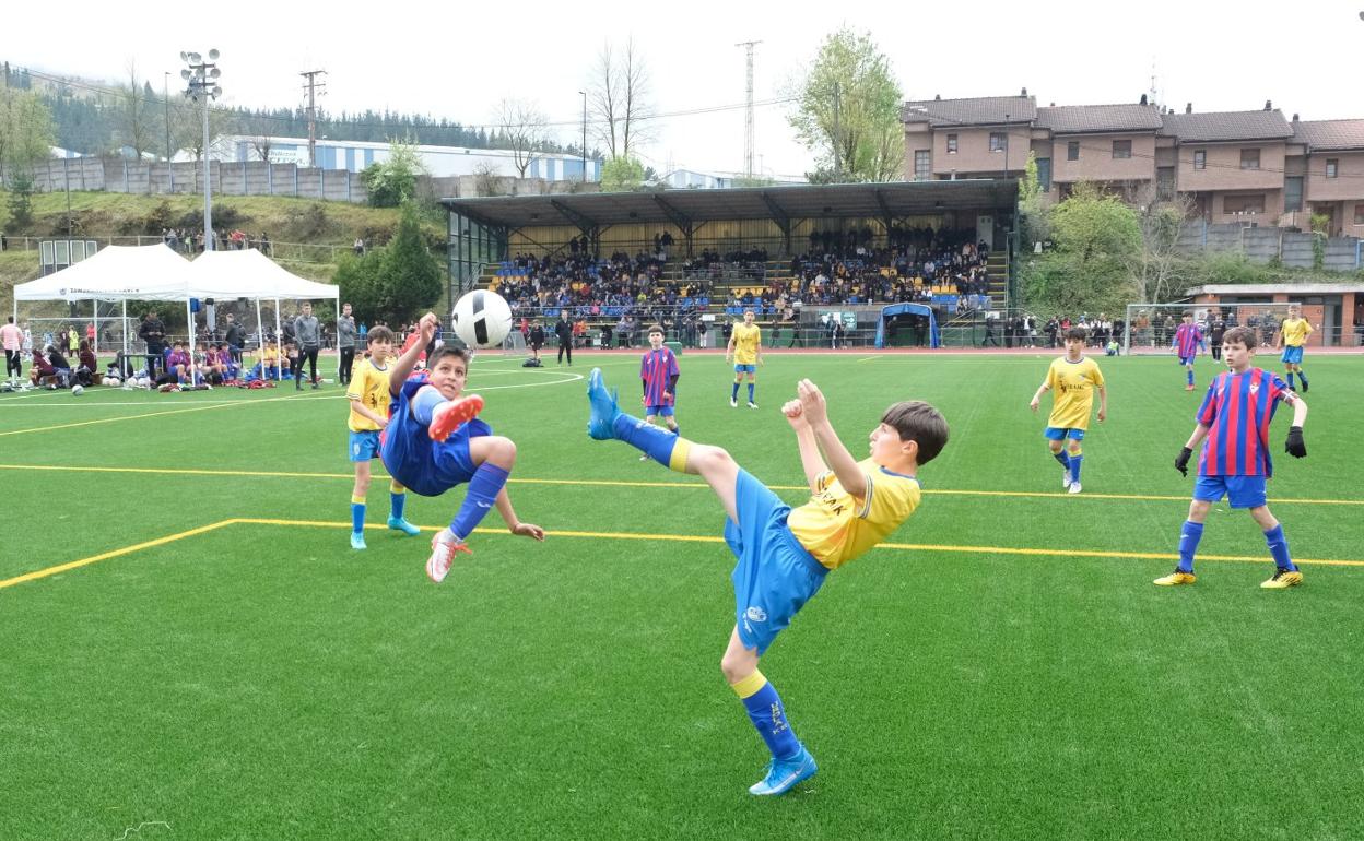 Marko Gereñu disputa un balón en el partido contra el Eibar, al que el Urola venció por 2-0. 