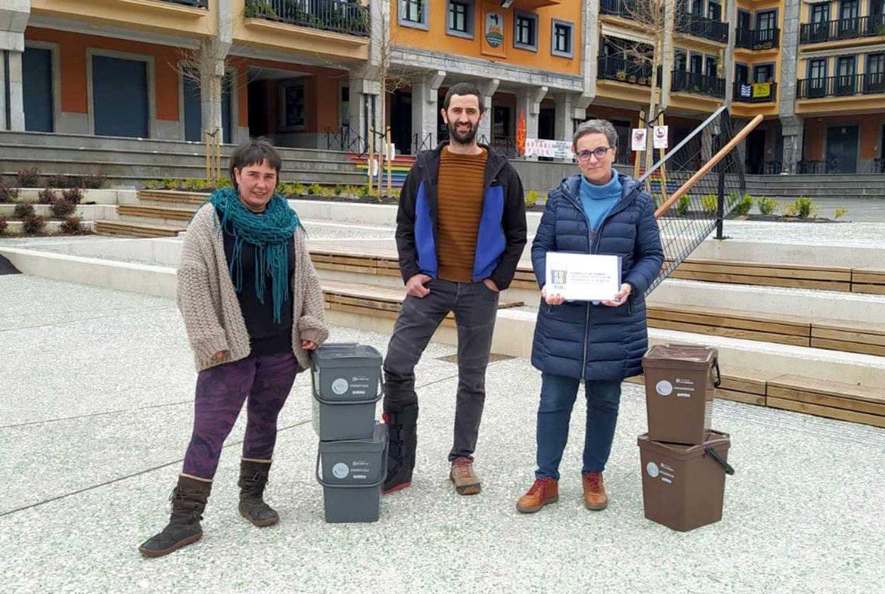  Maddi Sarasola, Aitzol Esnaola y la representante de Galemys. 