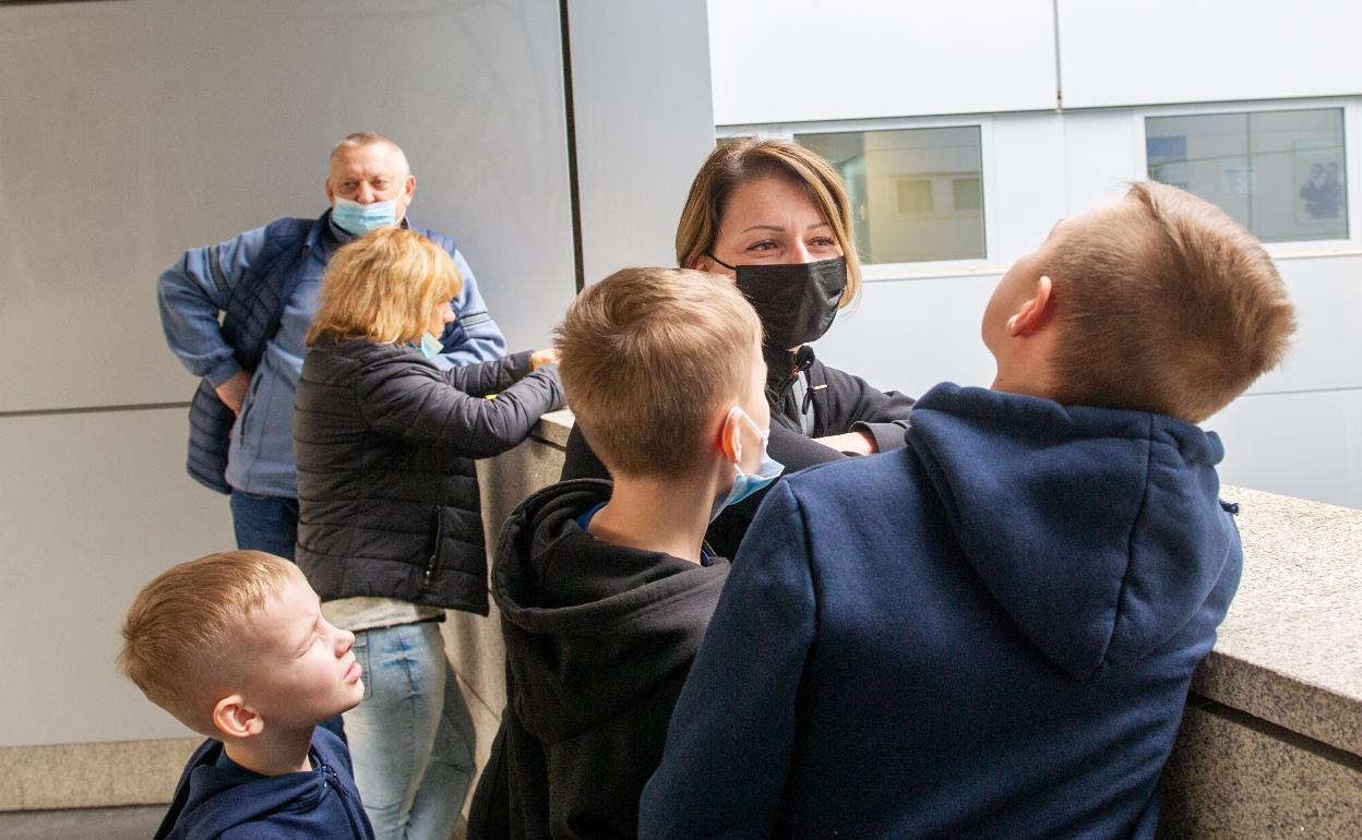 Refugiados ucranianos solicitan la protección temporal en la comisaría de Donostia. 