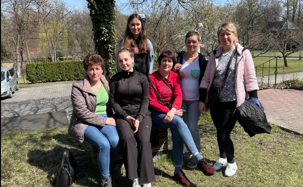 Varias integrantes de una de las familias ucranianas que llegaron ayer a Euskadi en autobús. 