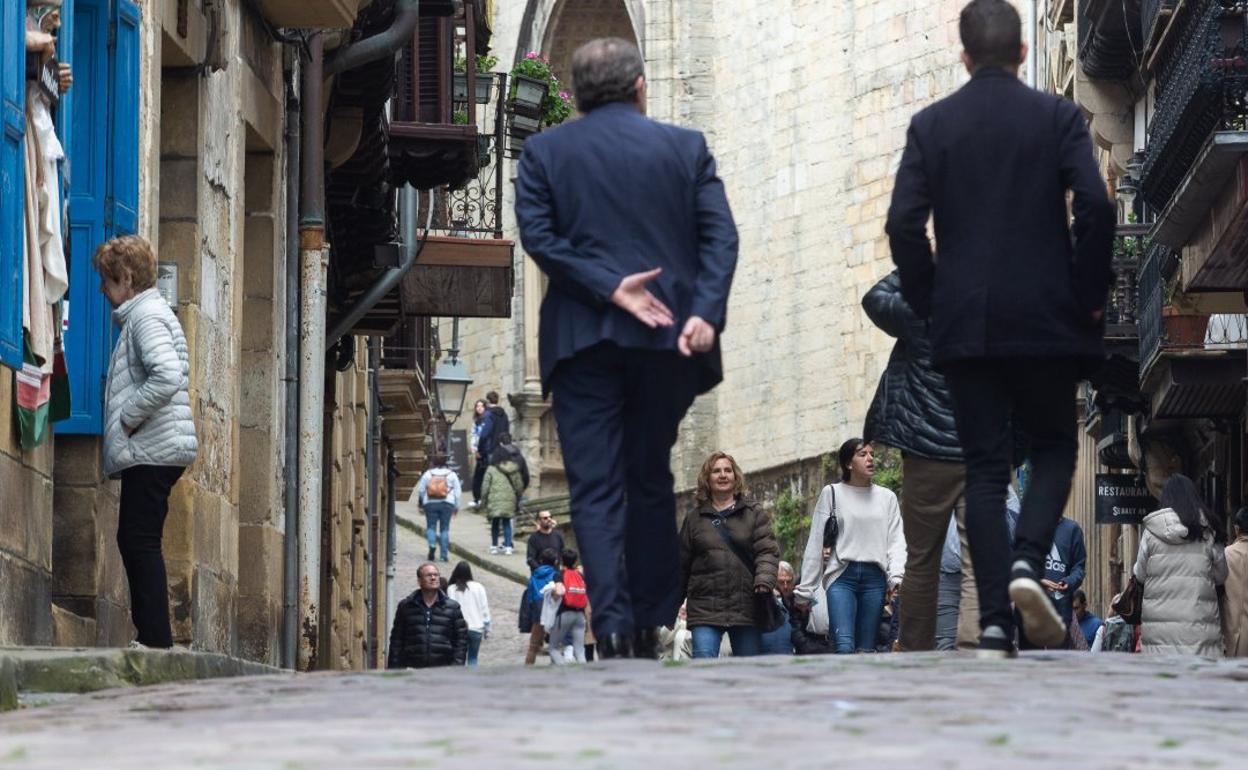 Varias personas pasean por el Casco Viejo de Hondarribia. 