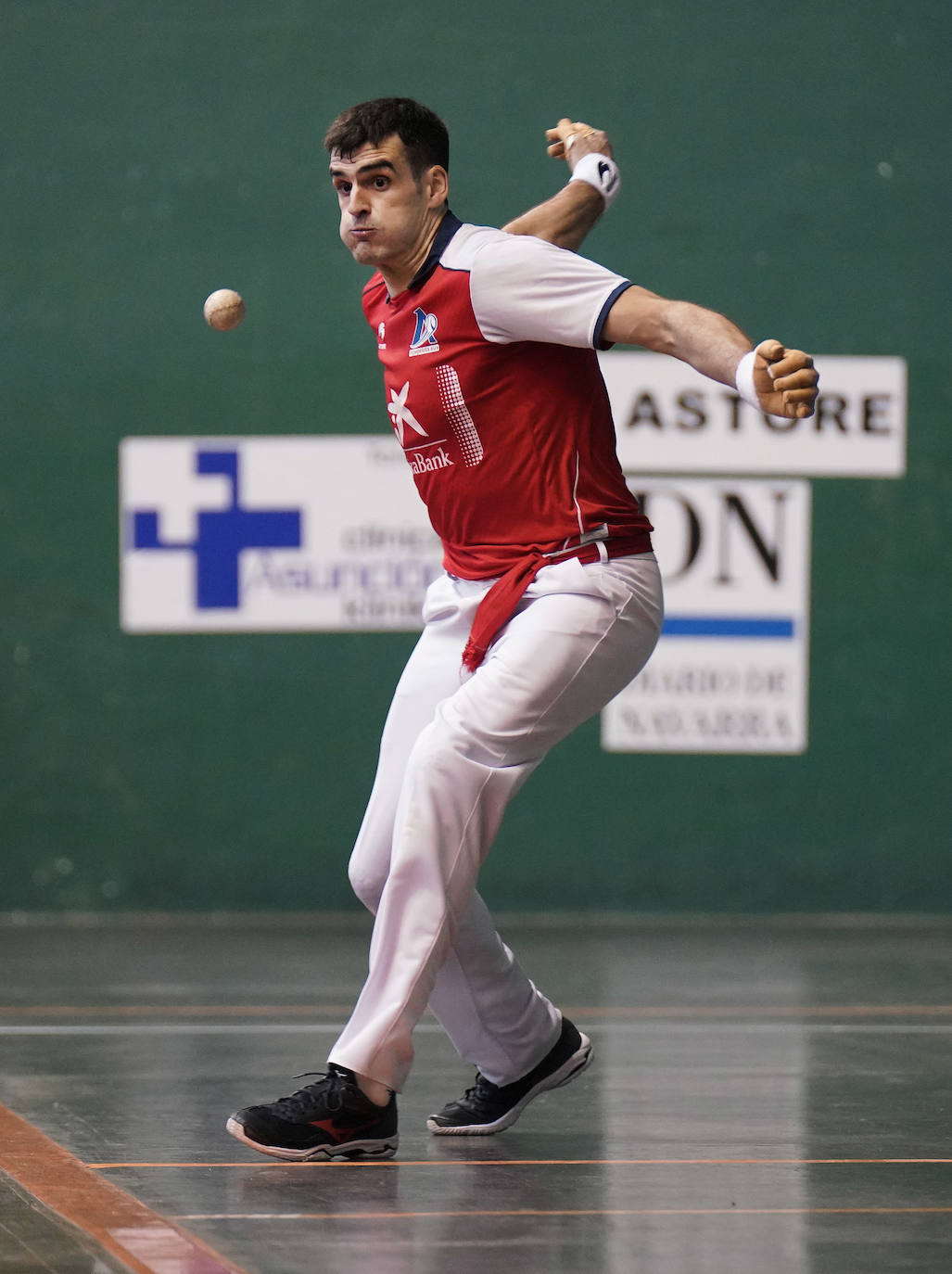 Fotos: Ezkurdia se encuentra con demasiadas facilidades