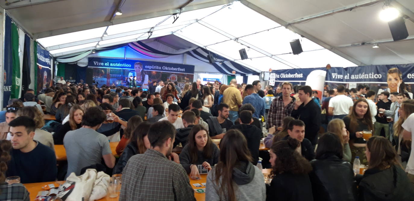 Fotos: Cientos de personas acuden a la Feria de la Cerveza de Zarautz
