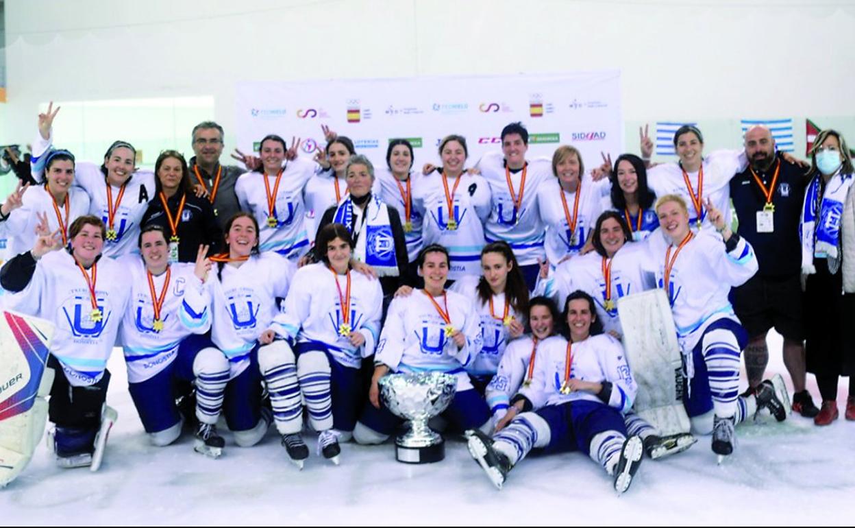 Las campeonas del Txuri celebran sonrientes la Copa conquistada en Jaca ante el Majadahonda. 