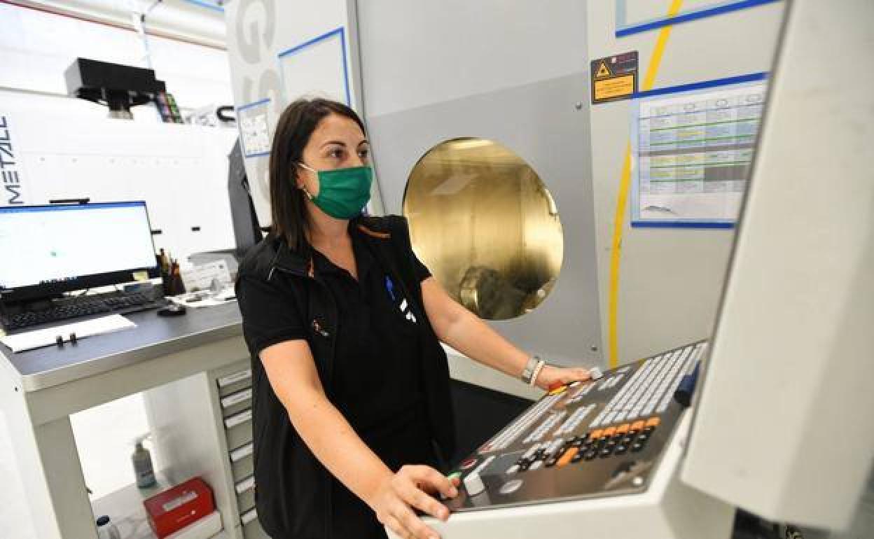 Una mujer trabaja en la sección aeronáutica de la empresa Egile. 