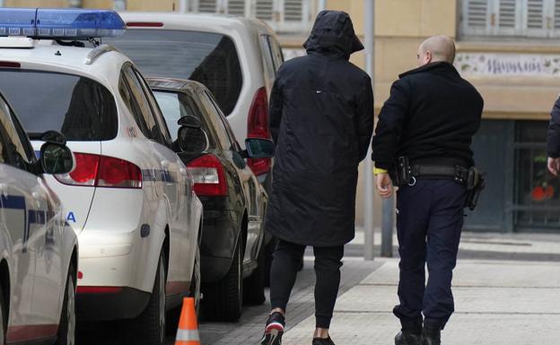 El condenado por las violaciones de Beasain y Lasarte-Oria llega a la Audiencia de Gipuzkoa. 