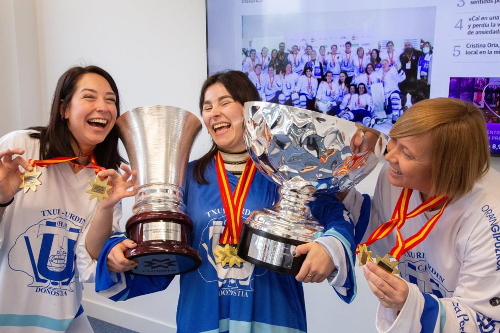 Rebeca Ponce, Naiara Marauri y Erika Hernández, felices con los trofeos de la Liga y la Copa.