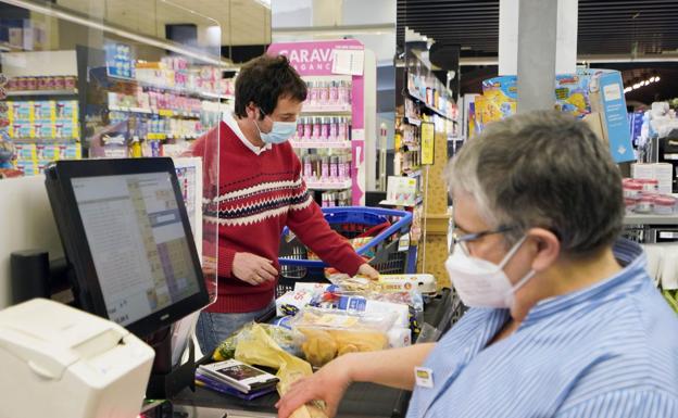 Euskadi se quita la mascarilla con dudas en las empresas y las UCI en mínimos