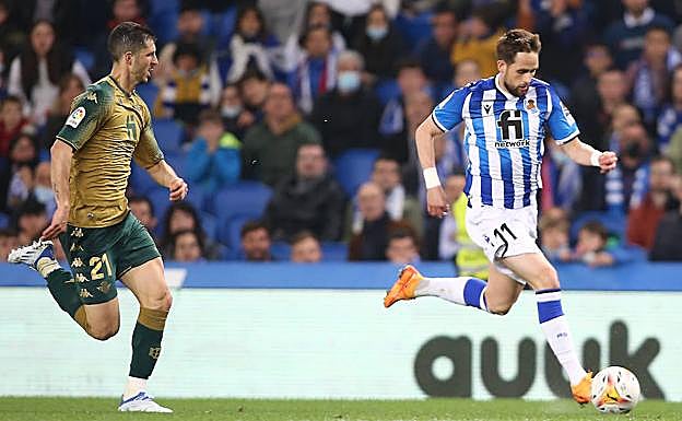 Un penalti polémico aleja la Champions a cinco puntos