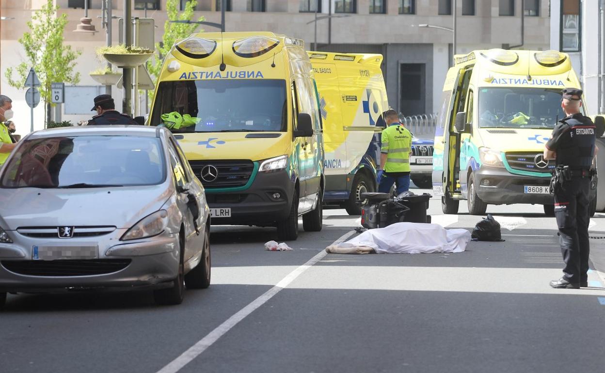 El cuerpo del fallecido cubierto por una sábana, junto a su silla de ruedas, frente al paso de peatones donde fue arrollado. 