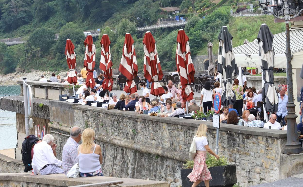 Una conocida terraza de Getaria abarrotada de clientes. 