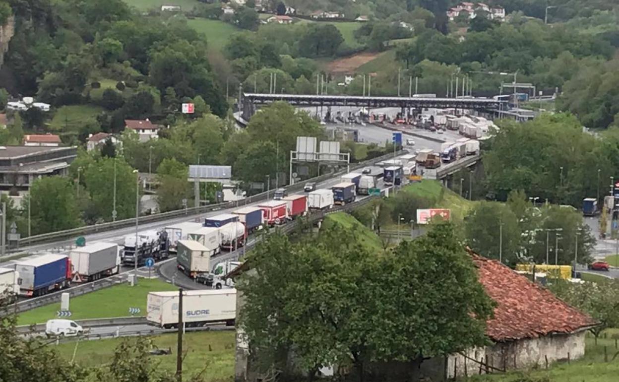 Retenciones kilométricas en la muga. 