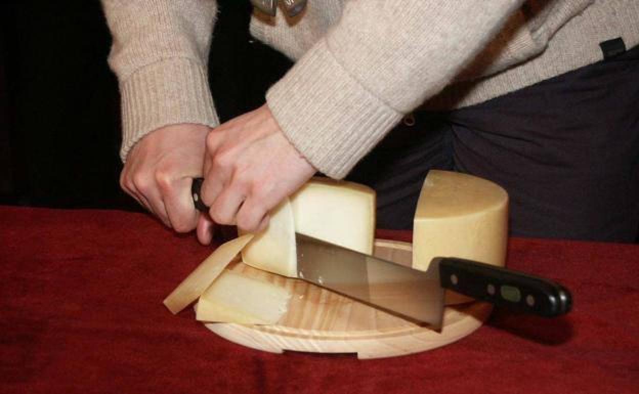 El corte del nuevo queso Idiazabal vuelve hoy a Ordizia en el Artzain Eguna