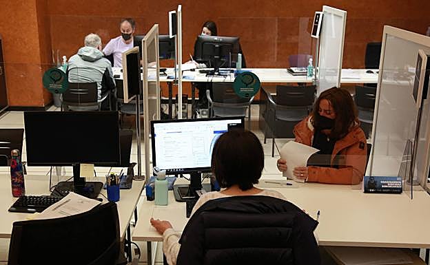 Contribuyentes realizando la declaración de forma presencial, este martes en Errotaburu. 