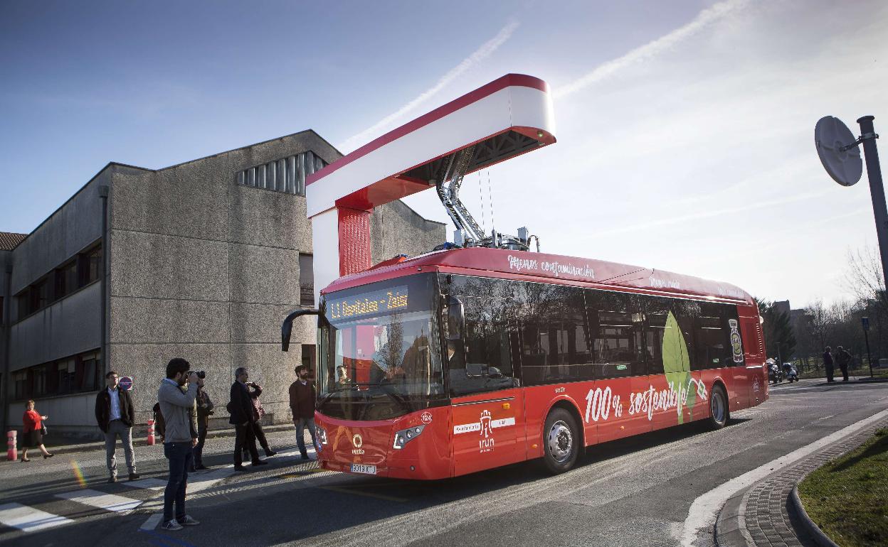 La ciudad incorporará cuatro nuevos vehículos a su flota de autobuses eléctricos. 