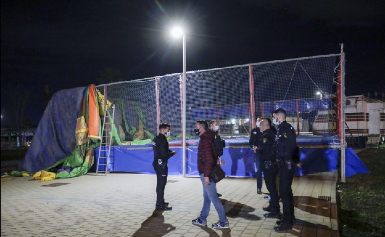 Varios policías junto a la atracción donde murieron las dos niñas. 