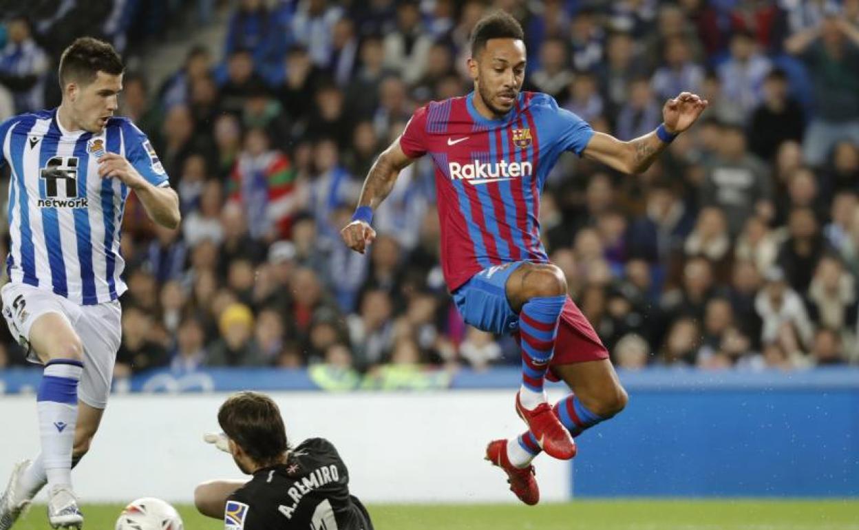 Remiro, en una acción del partido ante Aubameyang. 