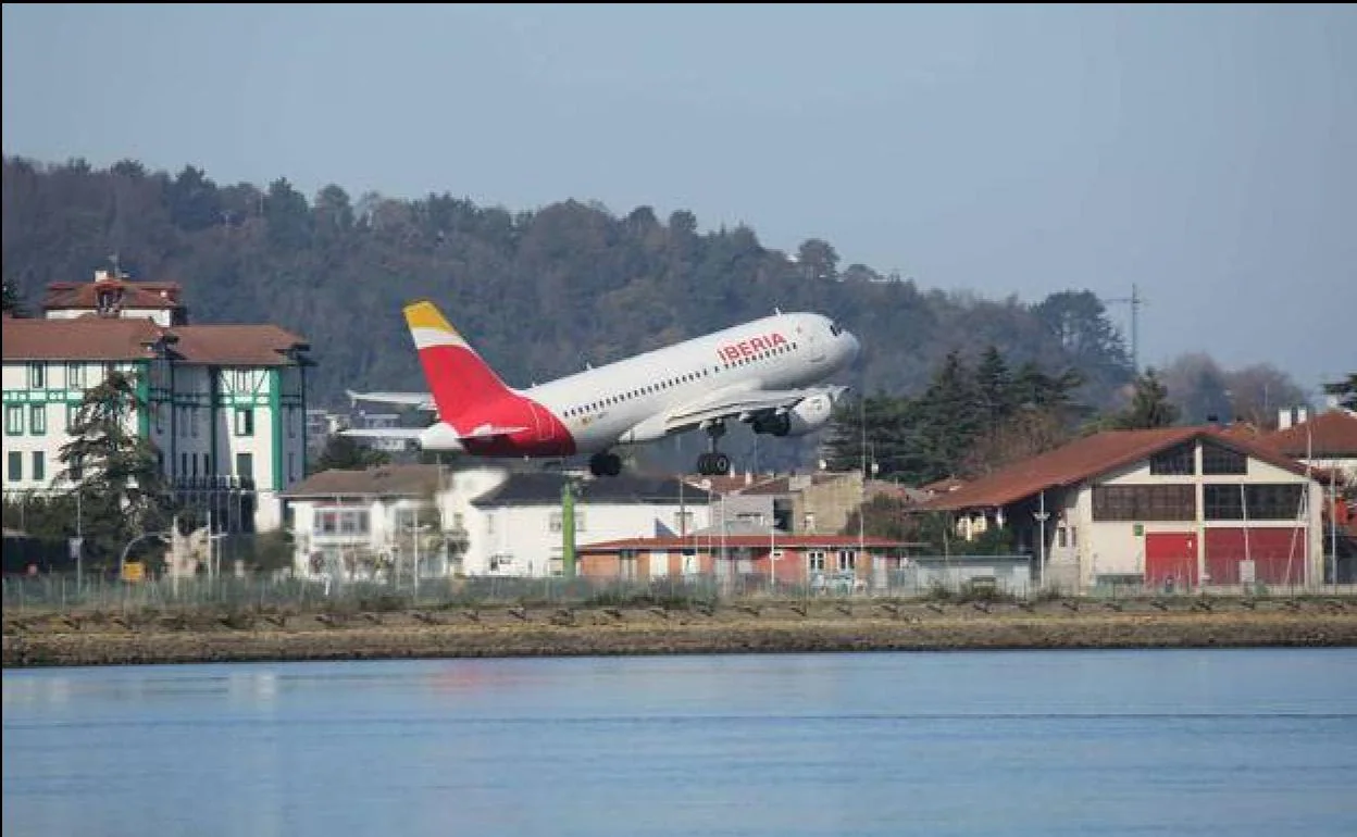 Polémica: Condenan a Iberia a abonar 450 euros a una usuaria por los billetes de avión que canceló por causas médicas justificadas