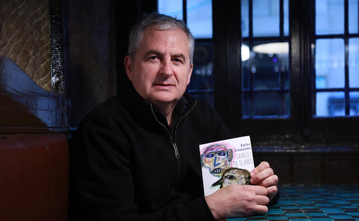 Karlos Linazasoro, ostegun honetan Donostian, aurkeztu duen liburuarekin. Bereak dira azaleko marrazkiak.