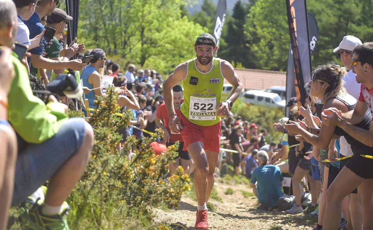 El público anima a uno de los participantes de la última edición de la Zegama-Aizkorri