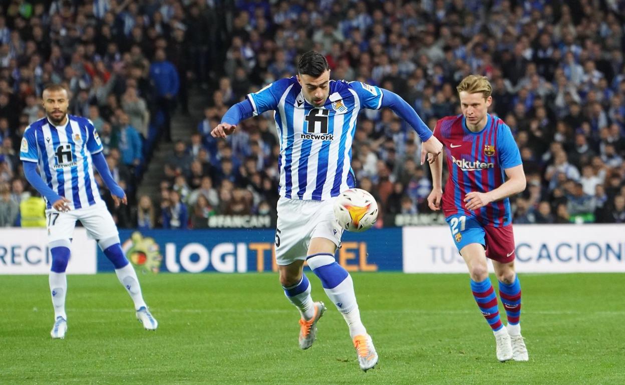 Rico, que subió más la banda en la segunda mitad, entre Rafinha y De Jong. 