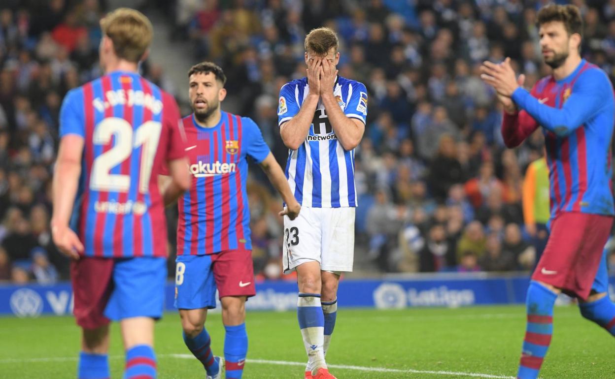 Sorloth se lamenta después de fallar una ocasión ante De Jong, Alba y Piqué. 